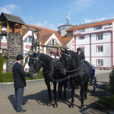 Famozclub Hotel Bakov nad Jizerou Bagian luar foto