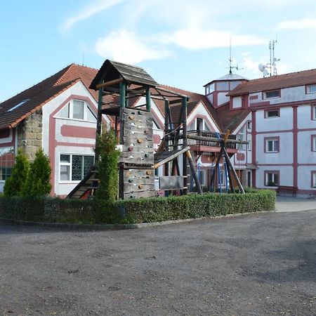Famozclub Hotel Bakov nad Jizerou Bagian luar foto
