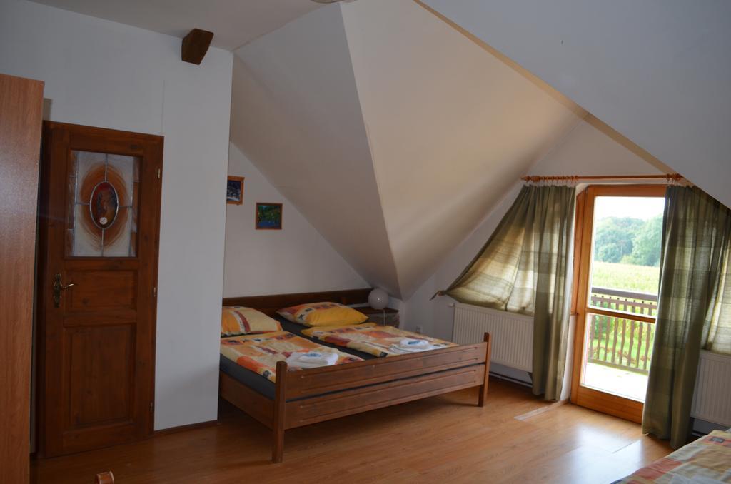 Famozclub Hotel Bakov nad Jizerou Ruang foto