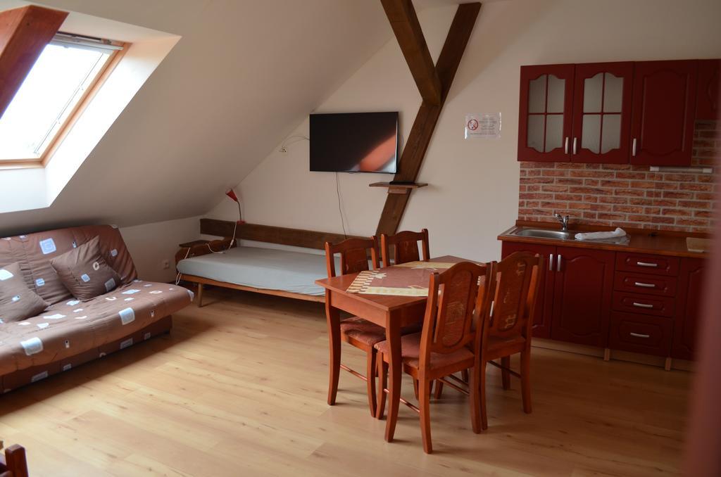 Famozclub Hotel Bakov nad Jizerou Ruang foto