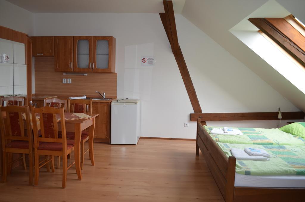 Famozclub Hotel Bakov nad Jizerou Ruang foto