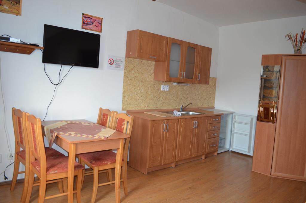 Famozclub Hotel Bakov nad Jizerou Ruang foto