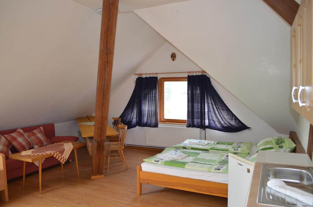 Famozclub Hotel Bakov nad Jizerou Ruang foto