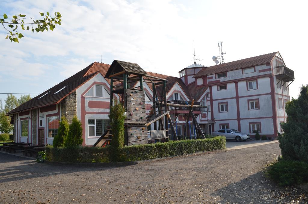 Famozclub Hotel Bakov nad Jizerou Bagian luar foto