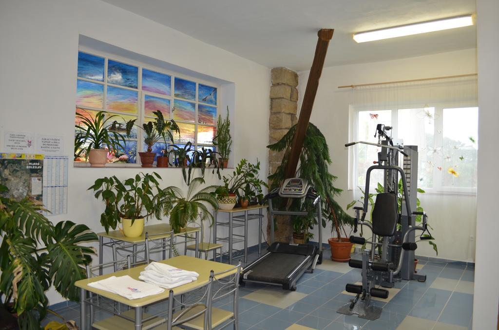 Famozclub Hotel Bakov nad Jizerou Bagian luar foto