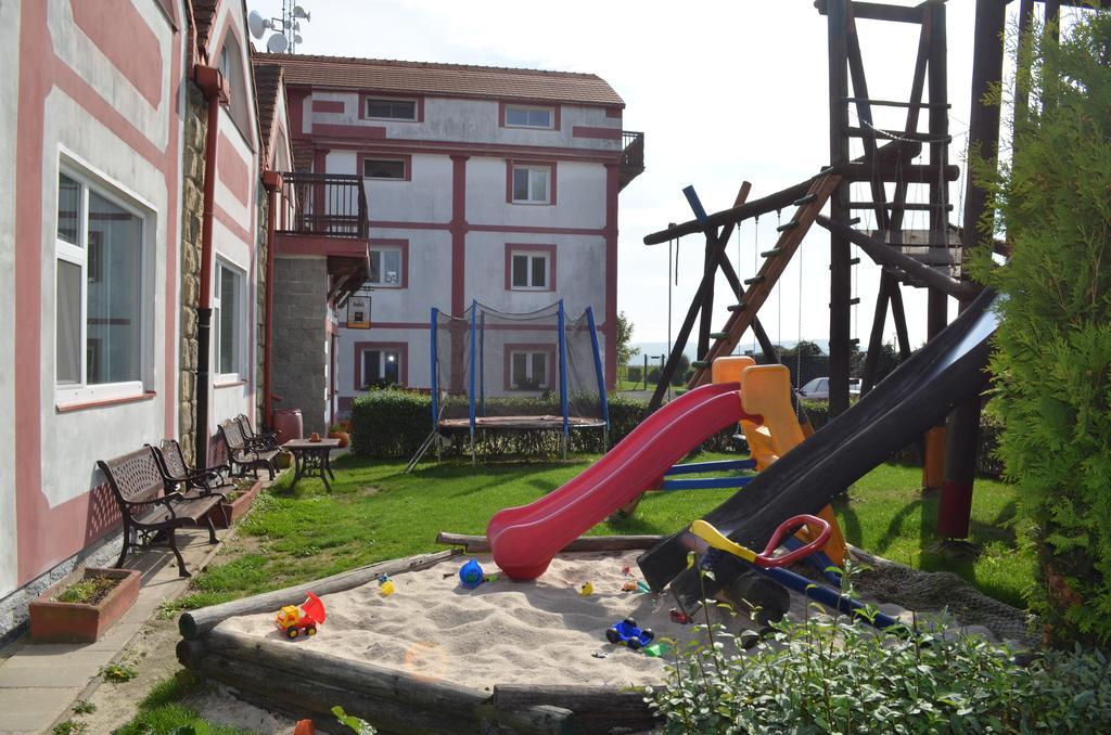 Famozclub Hotel Bakov nad Jizerou Bagian luar foto