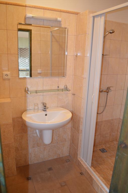 Famozclub Hotel Bakov nad Jizerou Ruang foto