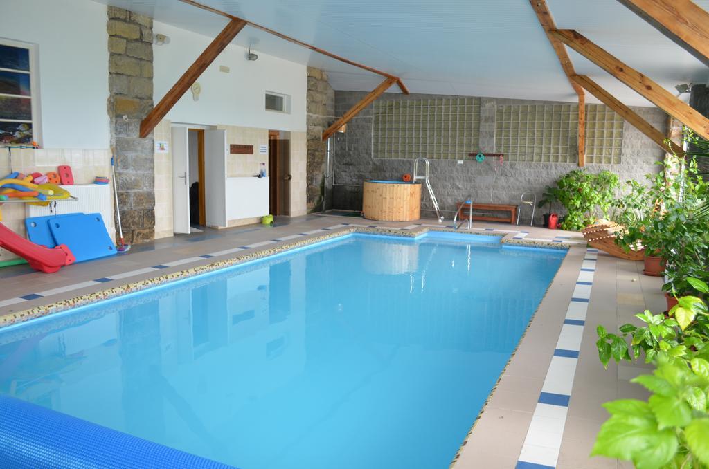 Famozclub Hotel Bakov nad Jizerou Bagian luar foto