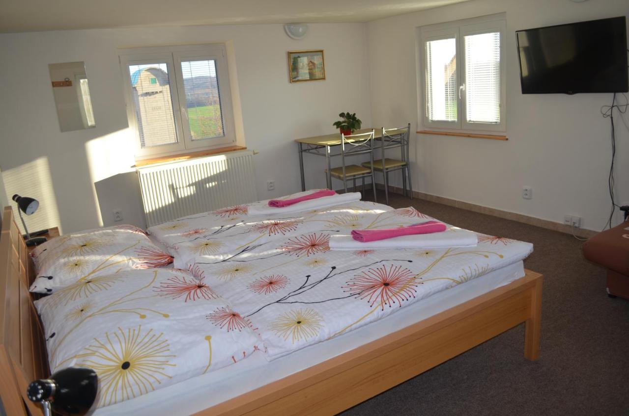 Famozclub Hotel Bakov nad Jizerou Bagian luar foto