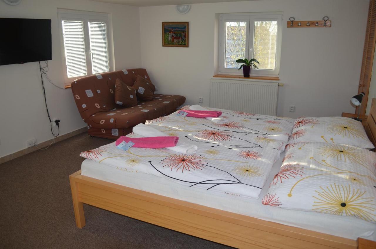 Famozclub Hotel Bakov nad Jizerou Bagian luar foto