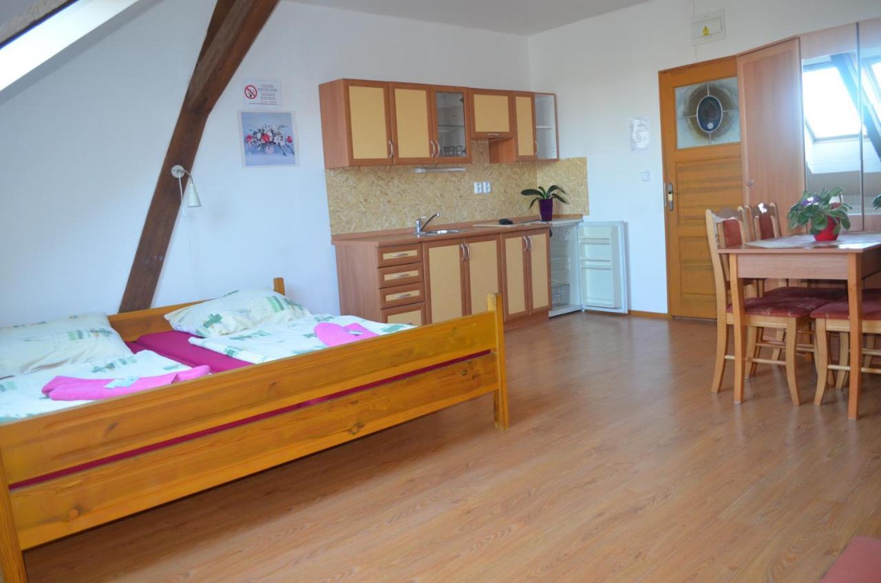 Famozclub Hotel Bakov nad Jizerou Ruang foto