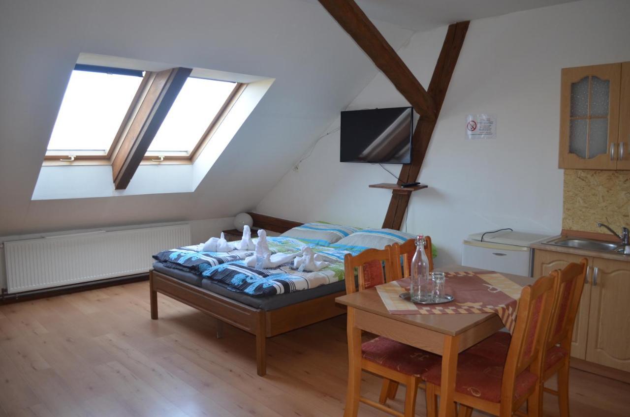Famozclub Hotel Bakov nad Jizerou Bagian luar foto