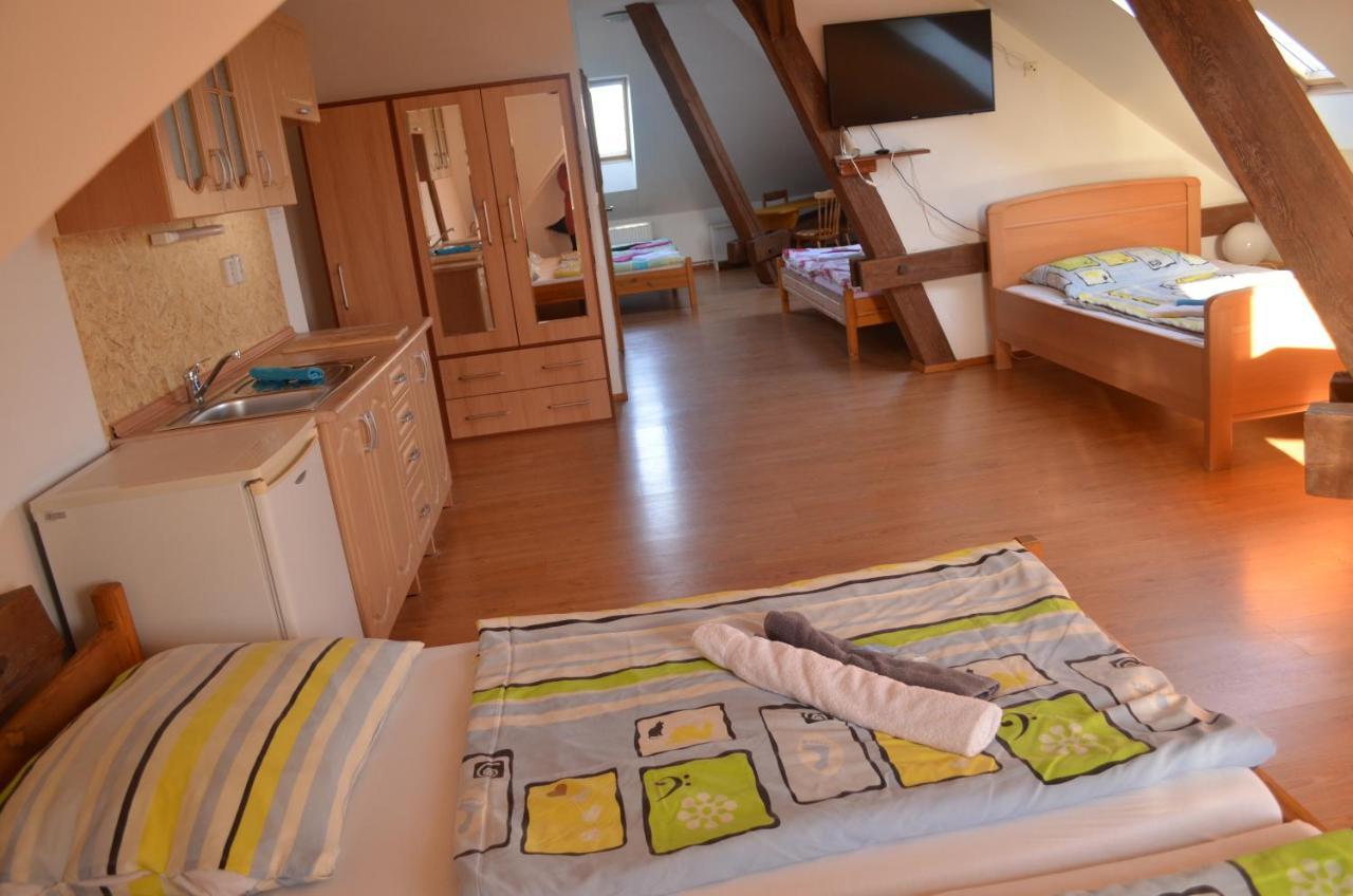 Famozclub Hotel Bakov nad Jizerou Ruang foto