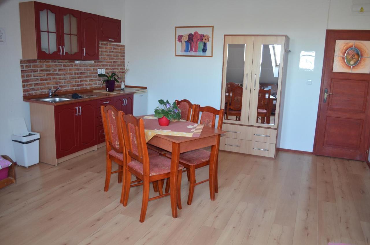 Famozclub Hotel Bakov nad Jizerou Bagian luar foto