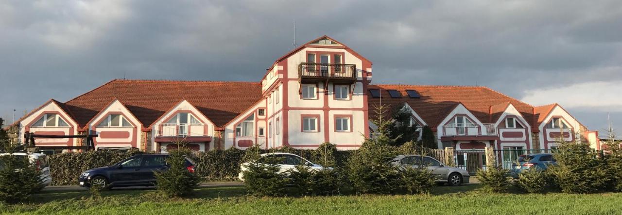 Famozclub Hotel Bakov nad Jizerou Bagian luar foto