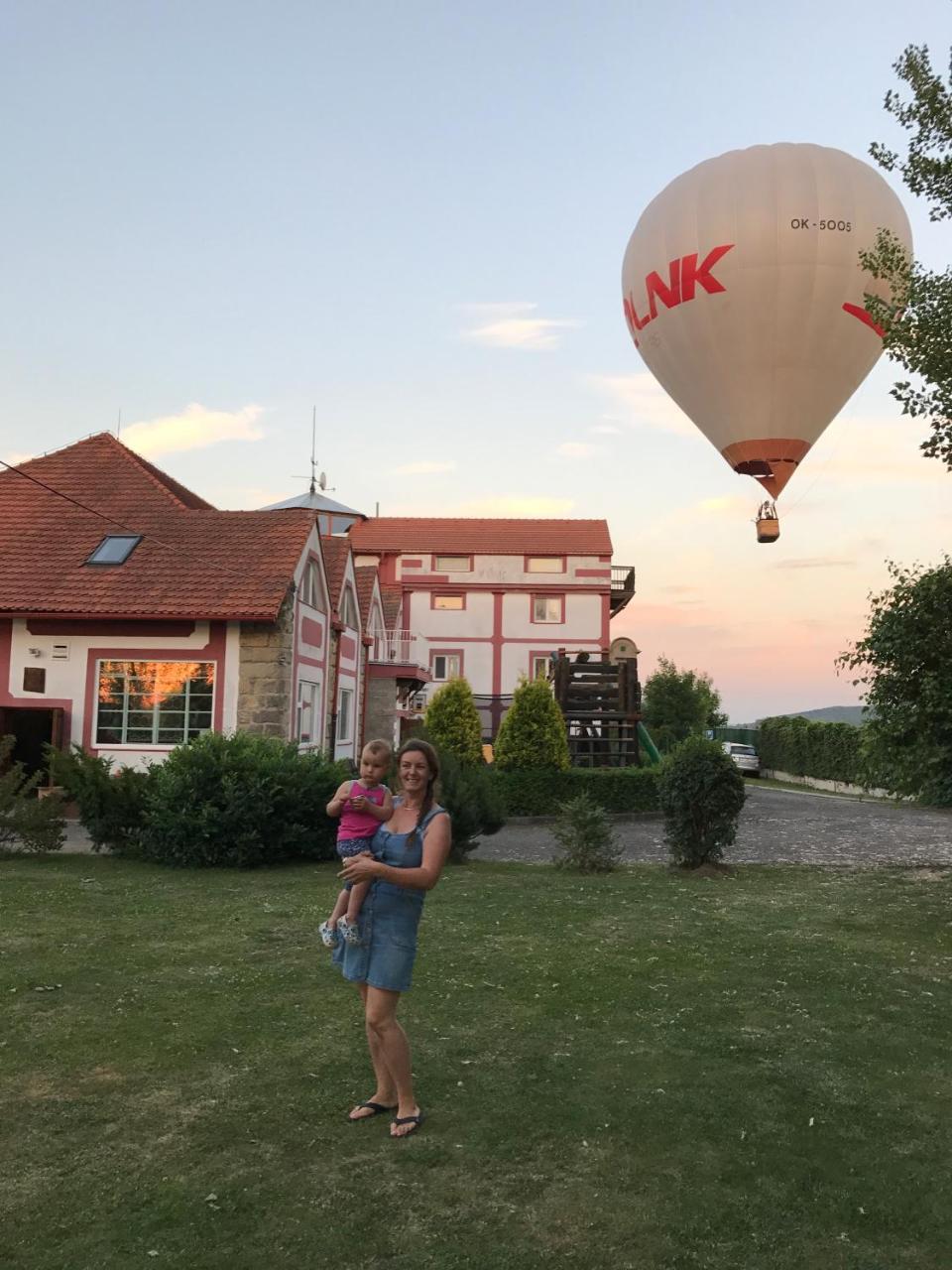 Famozclub Hotel Bakov nad Jizerou Bagian luar foto