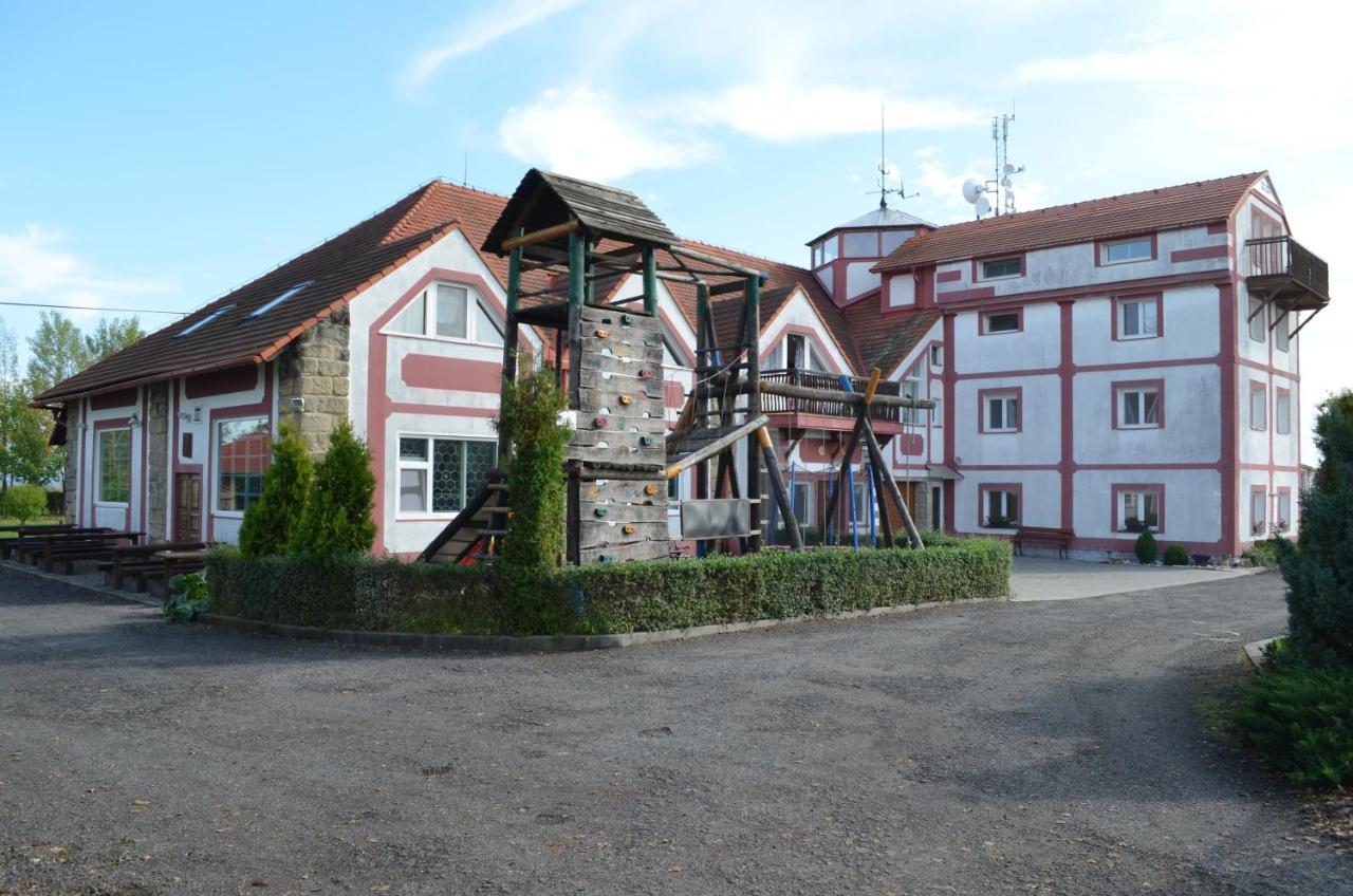 Famozclub Hotel Bakov nad Jizerou Bagian luar foto
