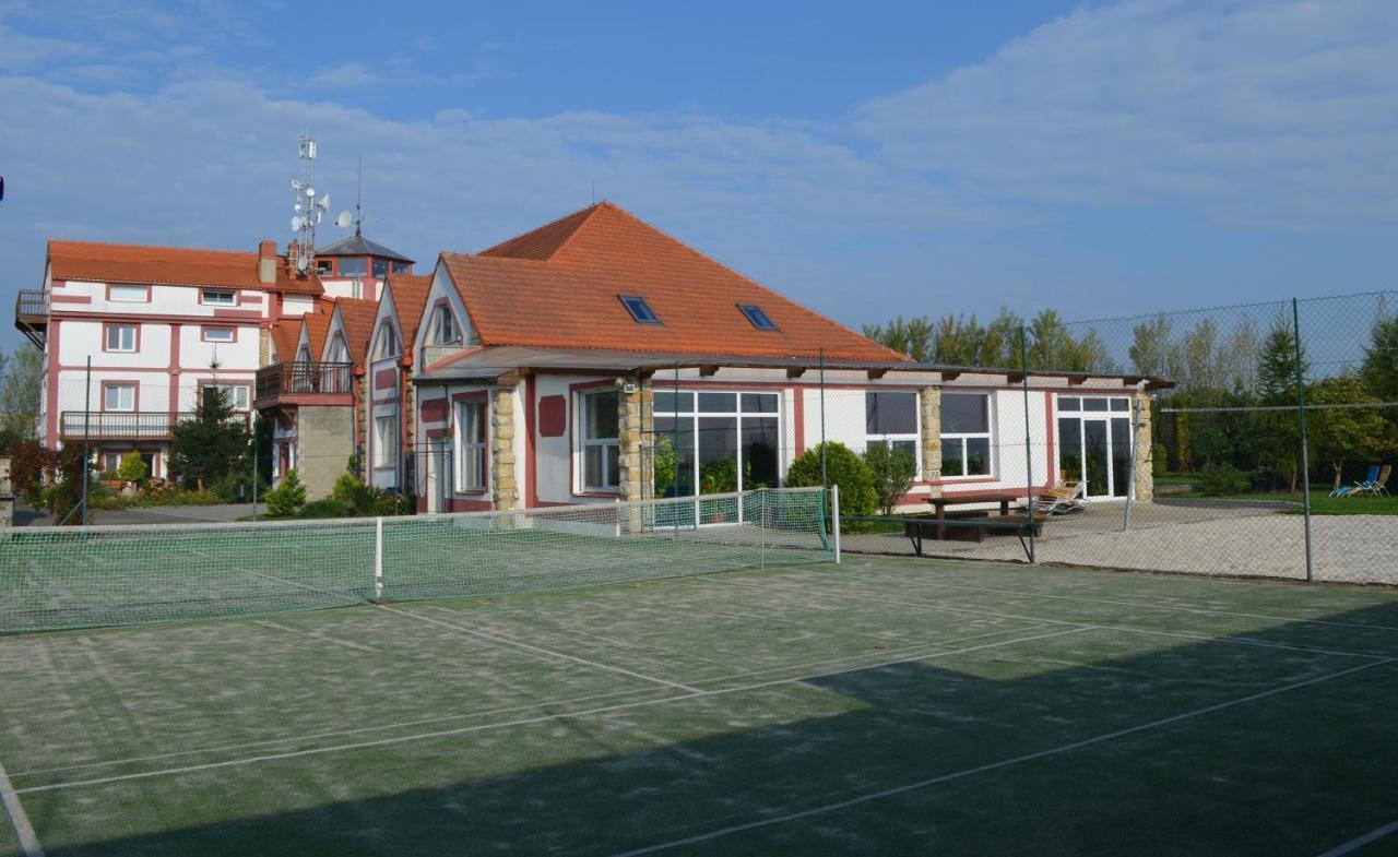 Famozclub Hotel Bakov nad Jizerou Bagian luar foto
