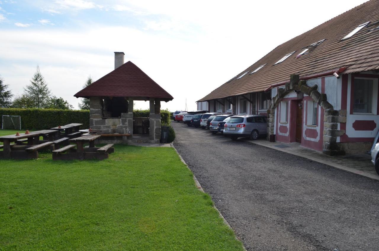 Famozclub Hotel Bakov nad Jizerou Bagian luar foto