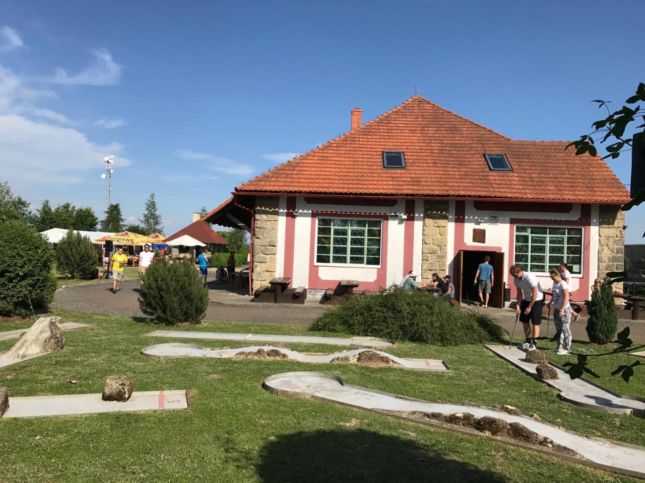 Famozclub Hotel Bakov nad Jizerou Bagian luar foto