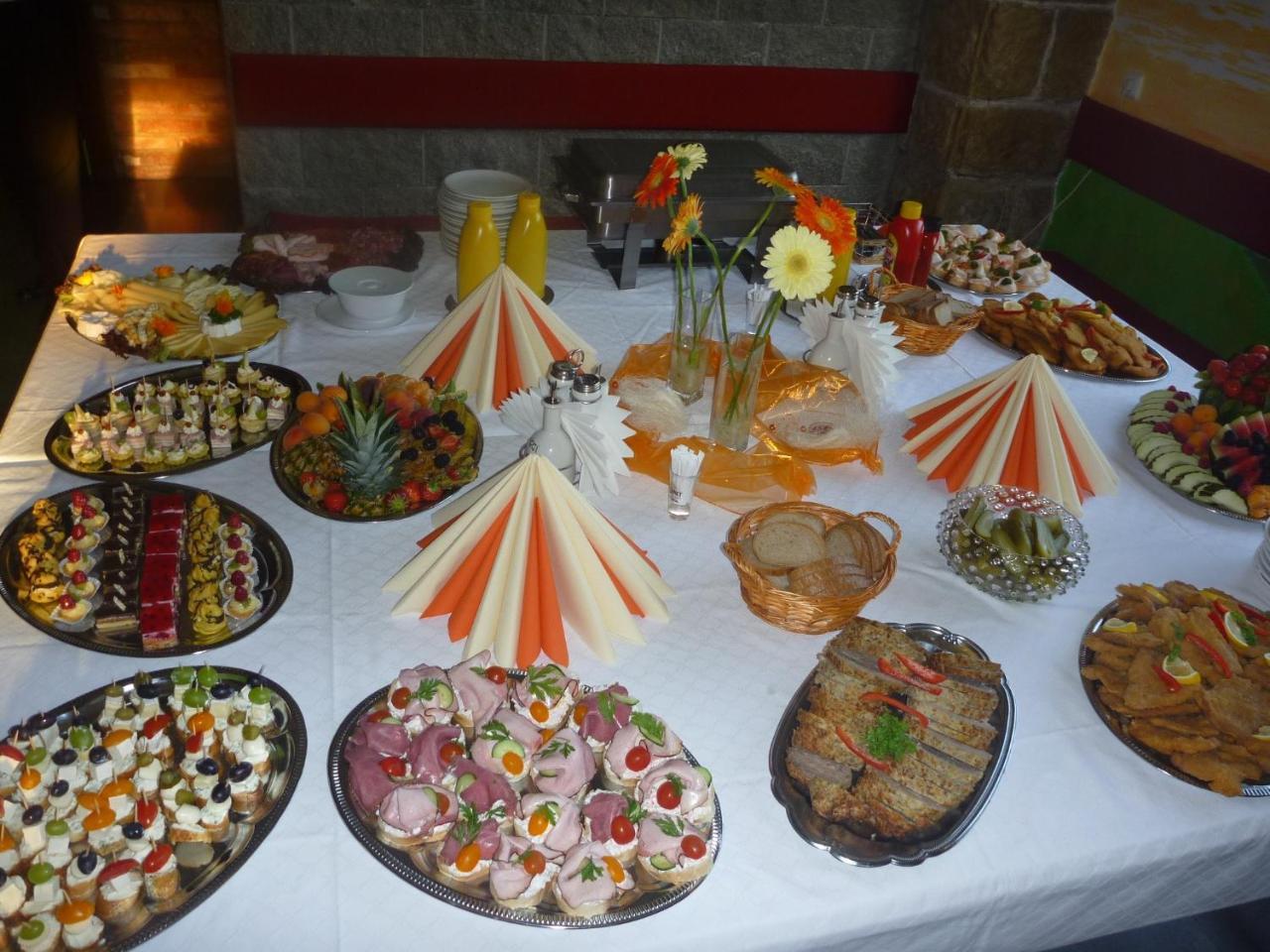 Famozclub Hotel Bakov nad Jizerou Bagian luar foto