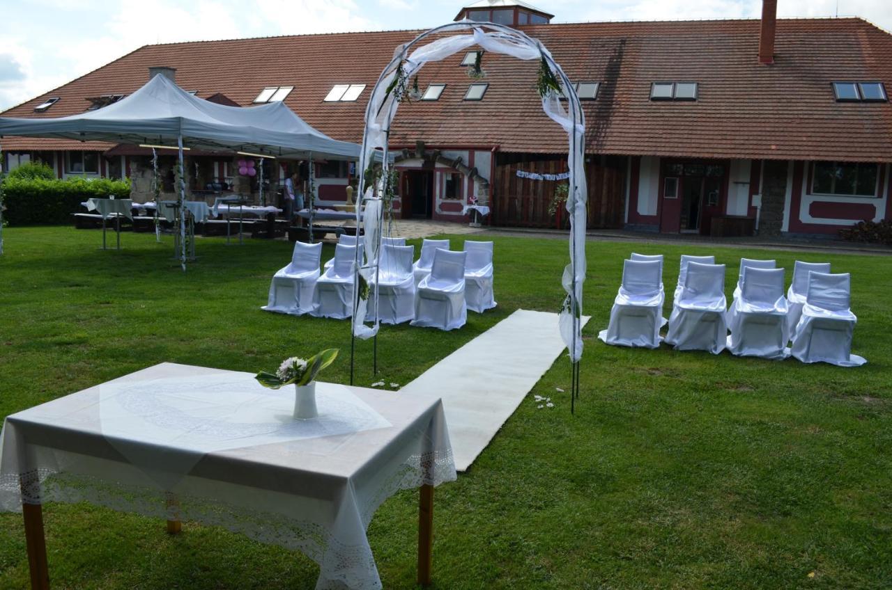 Famozclub Hotel Bakov nad Jizerou Bagian luar foto
